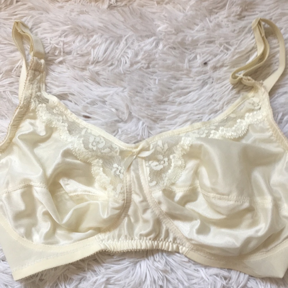 NWT Natural Wear Off White With Lace and Elastic Wear